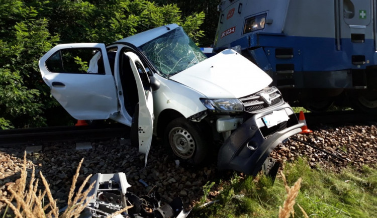 Nehoda vlaku a auta u Kamenného Újezdu si vyžádala jednu oběť