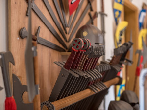 Jiří Havlis je výrobce dětského brnění a zbraní