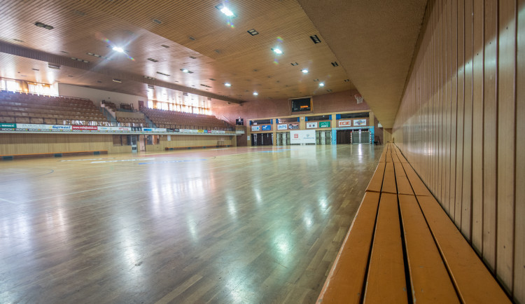 Sportovní hala bude na novou sezonu připravena. O restauraci mají znovu zájem volejbalisté