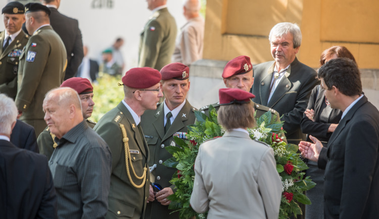 V Hluboké nad Vltavou se lidé loučili s padlým vojákem Kamilem Benešem