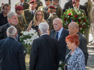 V Hluboké nad Vltavou se lidé loučili s padlým vojákem Kamilem Benešem