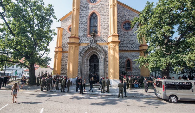V Hluboké nad Vltavou se lidé loučili s padlým vojákem Kamilem Benešem