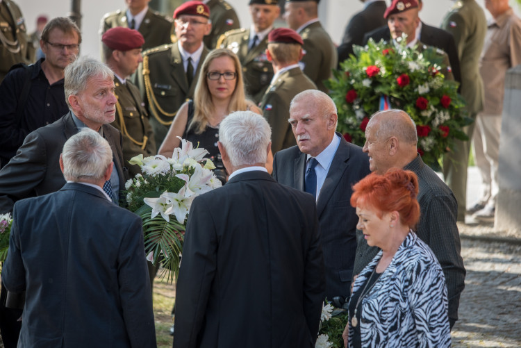 V Hluboké nad Vltavou se lidé loučili s padlým vojákem Kamilem Benešem