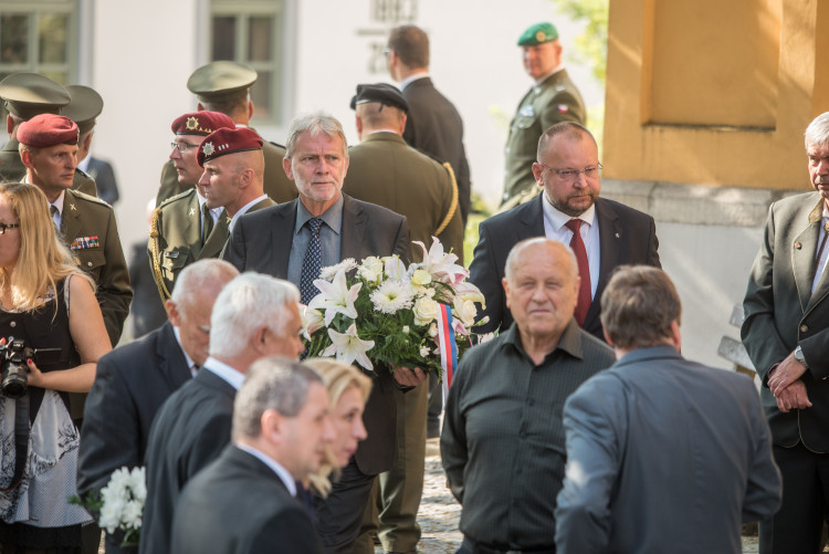 V Hluboké nad Vltavou se lidé loučili s padlým vojákem Kamilem Benešem