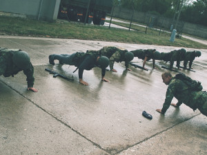Pod dohledem strakonických vojáků se mohli naučit techniky boje zblízka. 