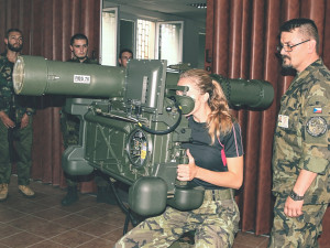 Procvičovali aplikaci turniketu, který slouží k zastavění masivního končetinového krvácení. 