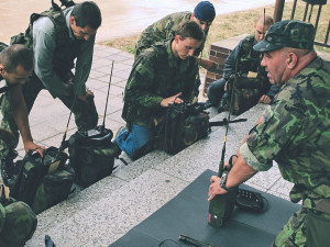 Učili se, jak manipulovat s útočnou puškou CZ 805 BREN. 