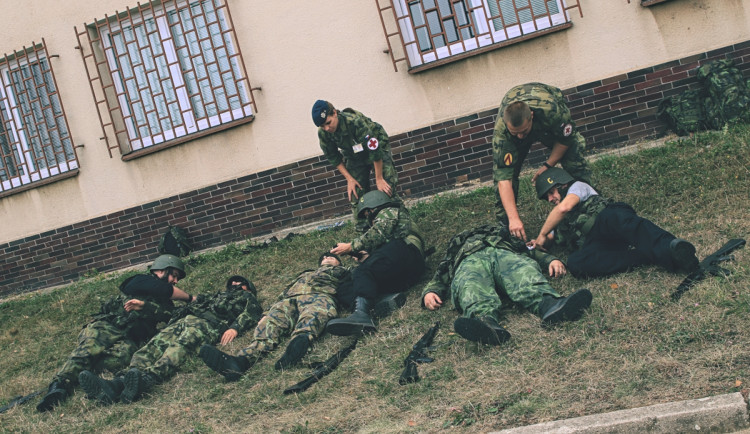 Po budíčku v pět ráno a rozcvičce následoval výcvik boje zblízka.