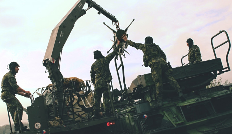 Strakoničtí vojáci procvičují v Boleticích činnosti, které předcházejí střelbě