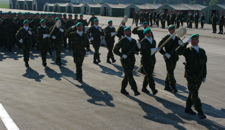 Vojáci trénují v Bechyni na slavnostní přehlídku