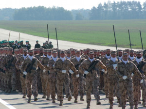 Vojáci trénují v Bechyni na slavnostní přehlídku