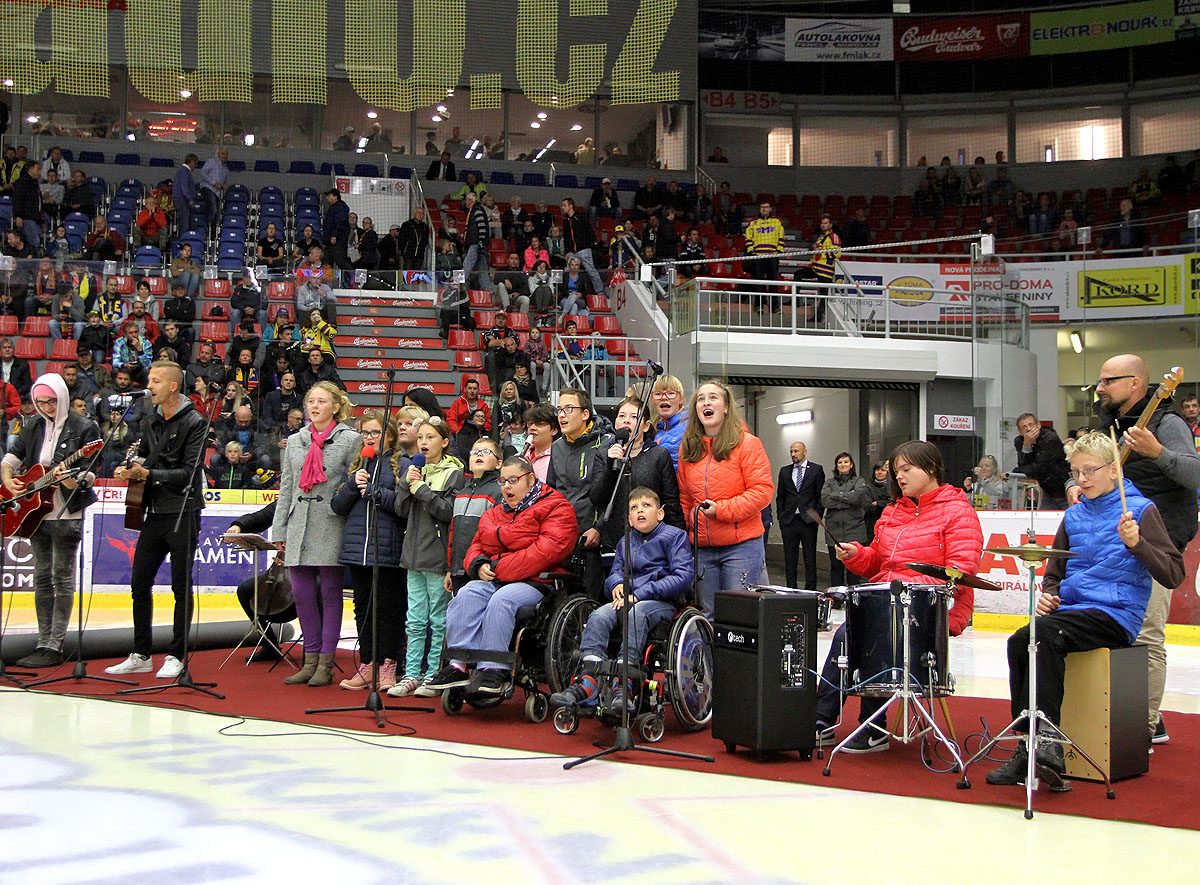 Vystoupení hudební skupiny K.R.B. z českobudějovické Arpidy a zpěváka Pekaře
