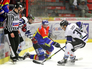 Babka hraje na kolenou mezi Mastičem a Ševěčkem (zleva)