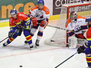 Milan Dančišin objíždí Dvořákovu branku, pronásledovaný Michaelem Gasparem