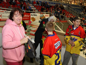 Když zápas pro ženy, tak růže pro každou z fanynek! :-)