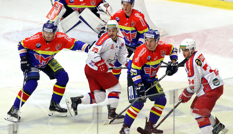 Plášil, Pýcha a Doležal střeží Ollendera s Balážem (vpravo)