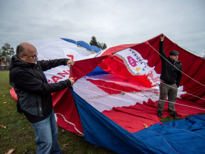 Unikátní balon k oslavám republiky se proletěl nad městem