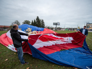 Unikátní balon k oslavám republiky se proletěl nad městem
