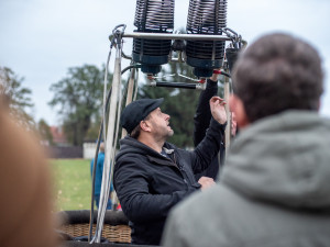 Unikátní balon k oslavám republiky se proletěl nad městem