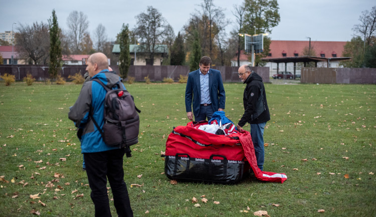 Unikátní balon k oslavám republiky se proletěl nad městem
