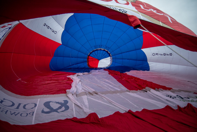 Unikátní balon k oslavám republiky se proletěl nad městem