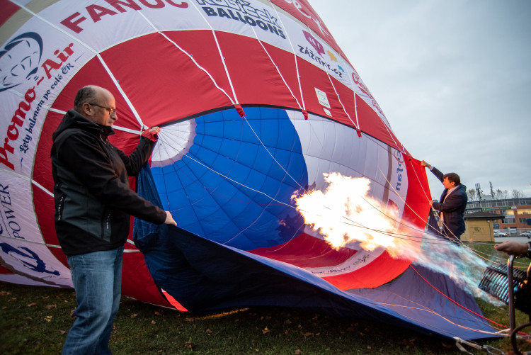 Unikátní balon k oslavám republiky se proletěl nad městem