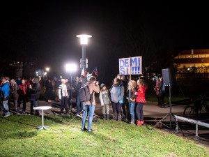 Na Sokolském ostrově se cinkalo klíčema. Lidé požadují demisi Andreje Babiše