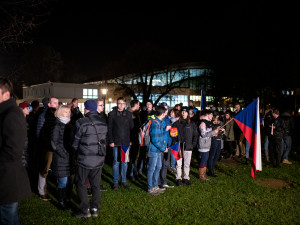 Na Sokolském ostrově se cinkalo klíčema. Lidé požadují demisi Andreje Babiše