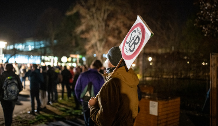 Na Sokolském ostrově se cinkalo klíčema. Lidé požadují demisi Andreje Babiše
