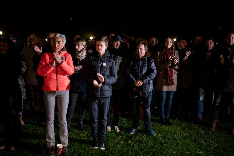 Na Sokolském ostrově se cinkalo klíčema. Lidé požadují demisi Andreje Babiše