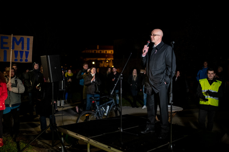 Na Sokolském ostrově se cinkalo klíčema. Lidé požadují demisi Andreje Babiše