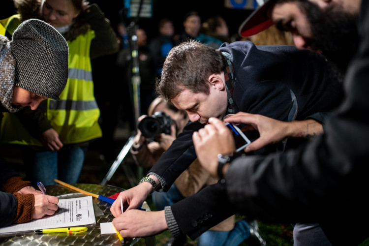 Na Sokolském ostrově se cinkalo klíčema. Lidé požadují demisi Andreje Babiše