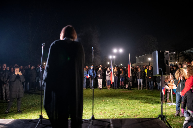 Na Sokolském ostrově se cinkalo klíčema. Lidé požadují demisi Andreje Babiše