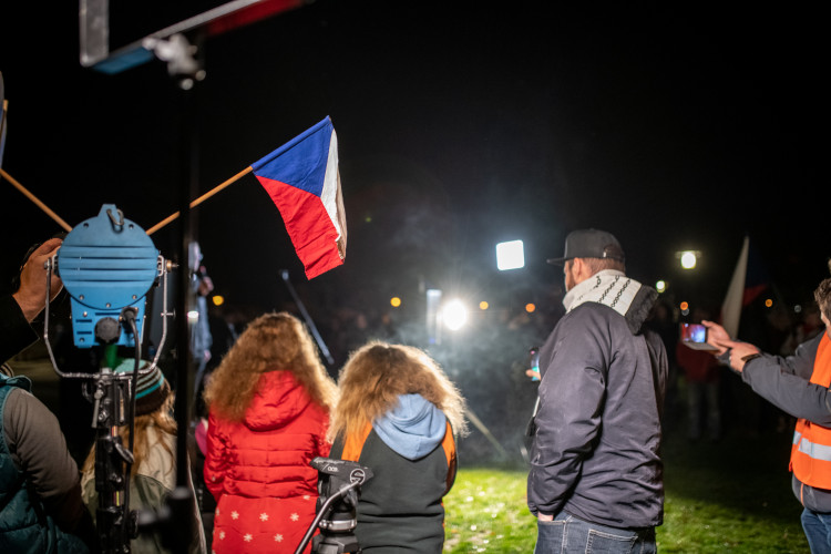 Na Sokolském ostrově se cinkalo klíčema. Lidé požadují demisi Andreje Babiše