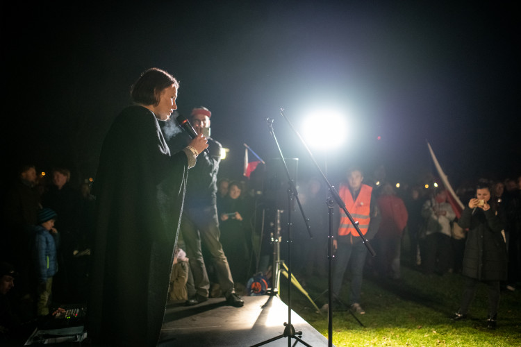 Na Sokolském ostrově se cinkalo klíčema. Lidé požadují demisi Andreje Babiše