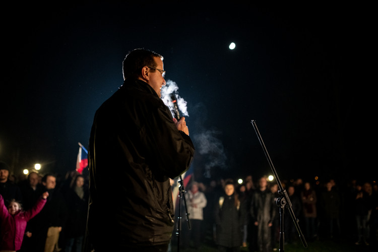 Na Sokolském ostrově se cinkalo klíčema. Lidé požadují demisi Andreje Babiše