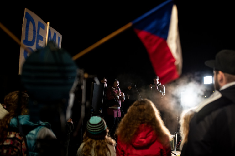 Na Sokolském ostrově se cinkalo klíčema. Lidé požadují demisi Andreje Babiše