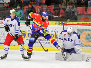 Kapitán Kutlák se snaží tečovat kotouč těsně před Jekelem