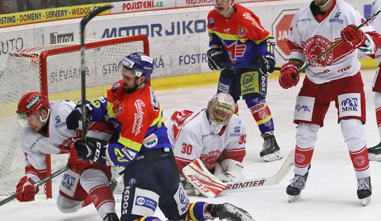 Ofenzivní zákrok Mitche Fillmana na hostujícího beka Mariána Adámka