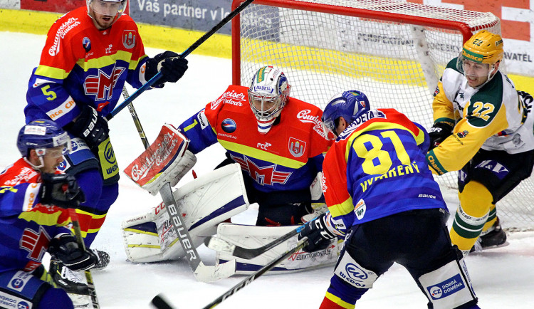 Sice na něj tolik střel nešlo, přesto Jan Strmeň podal v domácí brance dobrý výkon