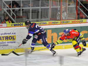 René Vydarený natahuje hokejku za Jakubem Rychlovským