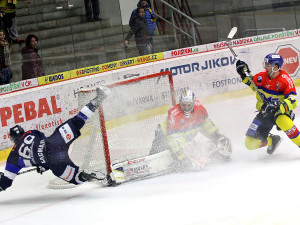 Jeden z nejlepších benáteckých hráčů Marek Zachar padá přes Strmeně