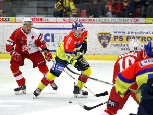 Václav Karabáček před kapitánem Slavie Praha Janem Novákem