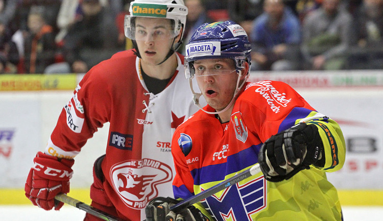 Václav Karabáček operuje před brankou Slavie