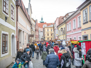 Punče a vánoční atmosféra. Třiadvacátá Staročeská ulička přilákala snad každého