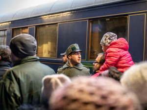 Lidé přivítali na nádraží prezidenta Masaryka. Ne všichni ho ale viděli.