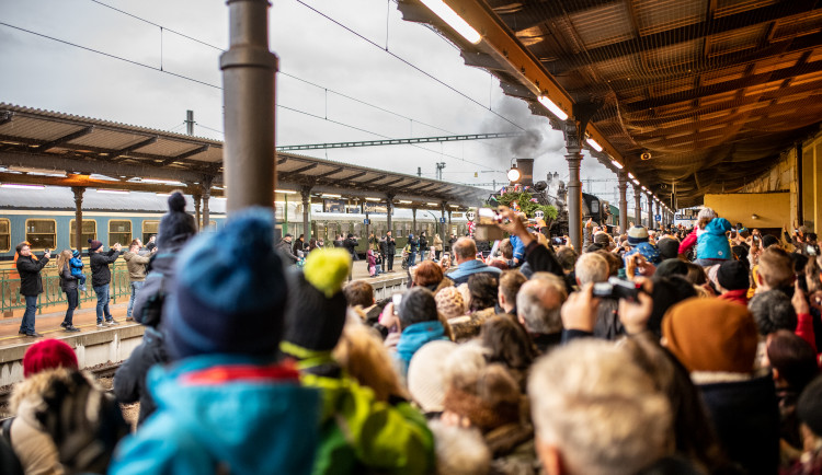 Lidé přivítali na nádraží prezidenta Masaryka. Ne všichni ho ale viděli.