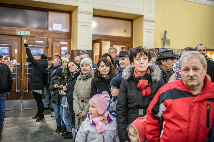 Lidé přivítali na nádraží prezidenta Masaryka. Ne všichni ho ale viděli.