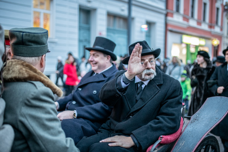 Lidé přivítali na nádraží prezidenta Masaryka. Ne všichni ho ale viděli.