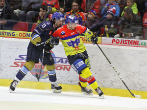 Útočící Jakub Babka, kterého blokuje Ladislav Zikmund